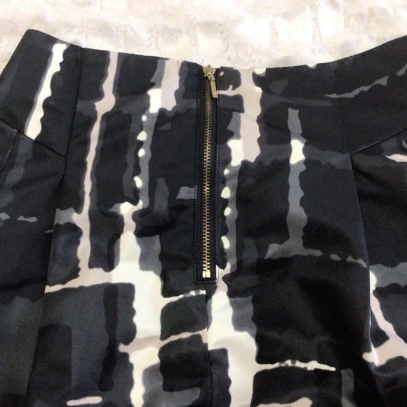 Express Design Studio Black White Gray Abstract Design Full Pleated Skirt 2 - Picture 5 of 8